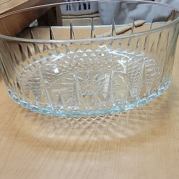 Arcoroc France Clear Glass Starburst Diamond Pattern Large Serving Bowl 9” - Picture 3 of 9